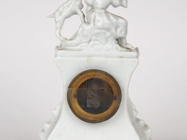 Pendulette XIXème de style Louis XV en porcelaine de Paris à décor de 