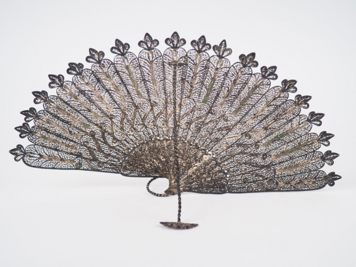Eventail de style oriental en métal filigrané et ajouré à décor de rin