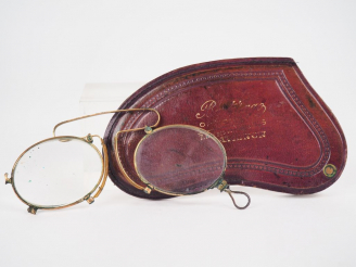 Vente aux enchères Paire de binocles en or et verre dans leur étui en cuir. Poids tel. 12
