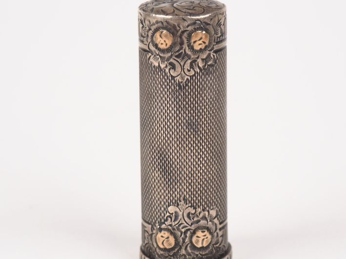 Etui à rouge à lèvres de style Louis XVI en argent à décor de rinceaux