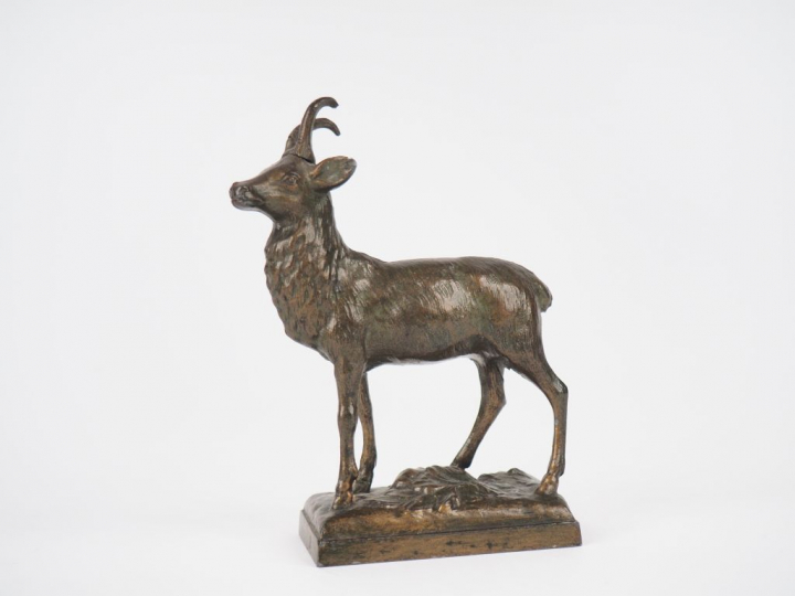 Sujet en régule patiné vert, "Chamoix". Dim. 10,5 x 6,5 x 3,5 cm.