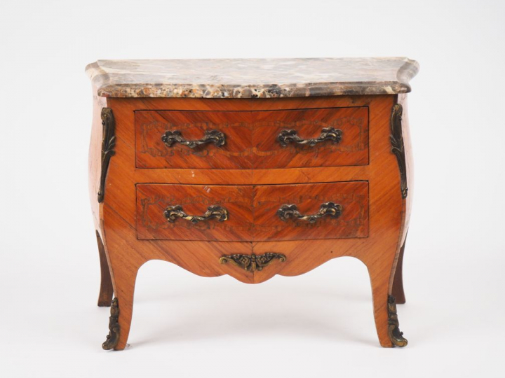 Meuble de maitrise figurant une commode sauteuse de style Louis XV en 