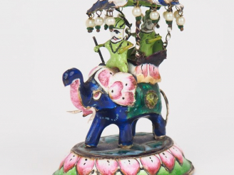 Vente aux enchères Sujet début Xxème en émaux polychromes, "dignitaires indiens sur un él