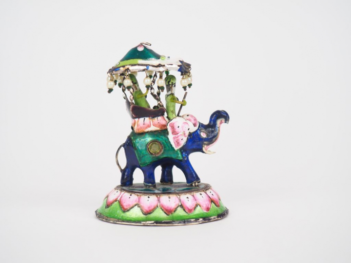 Sujet début Xxème en émaux polychromes, "dignitaires indiens sur un él