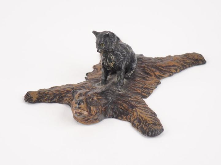 Sujet en plomb polychrome de Vienne, "chat sur une peau d'ours". Dim. 