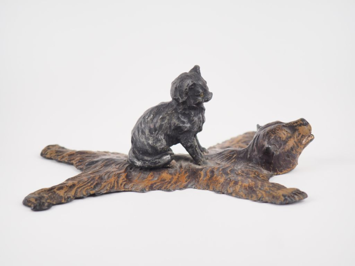 Sujet en plomb polychrome de Vienne, "chat sur une peau d'ours". Dim. 