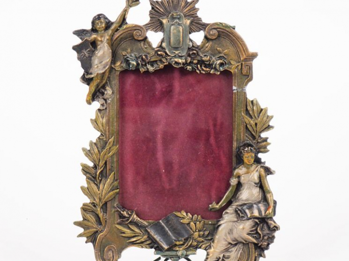 Cadre porte-photo en métal polychrome à décor en relief de personnages