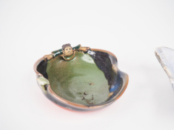 2 cendriers en céramique polychrome, l'un à décor de personnages médié