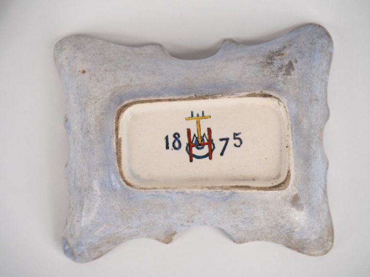 2 cendriers en céramique polychrome, l'un à décor de personnages médié