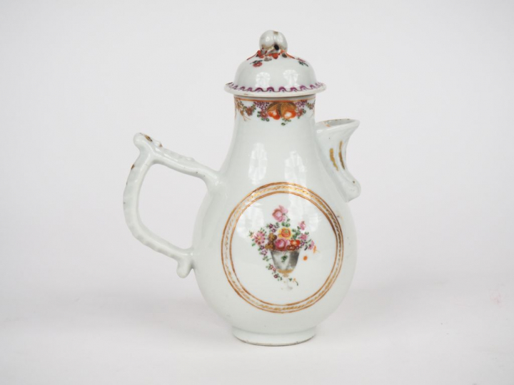 Verseuse en porcelaine de Chine Compagnie des Indes, famille rose H. 1