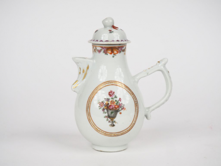 Verseuse en porcelaine de Chine Compagnie des Indes, famille rose H. 1