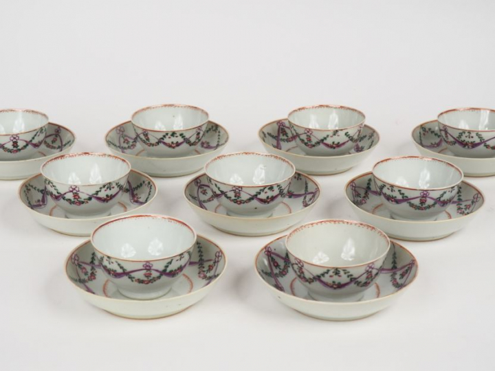 9 bols à saké avec leurs coupelles en porcelaine dans le goût de la Co