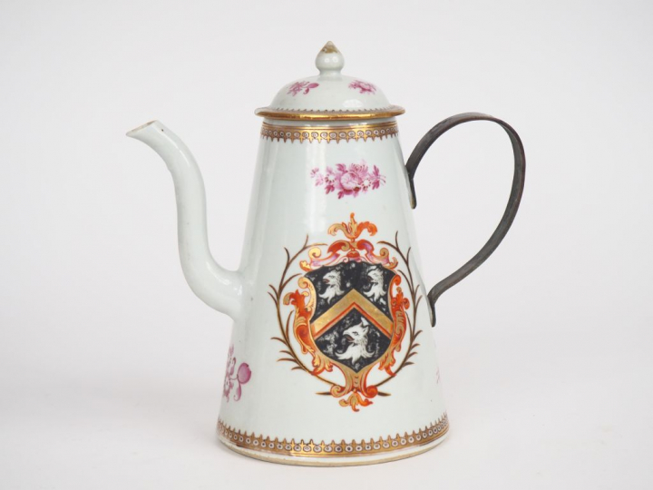 Cafetière en porcelaine de Chine pour l'exportation à décor polychrome