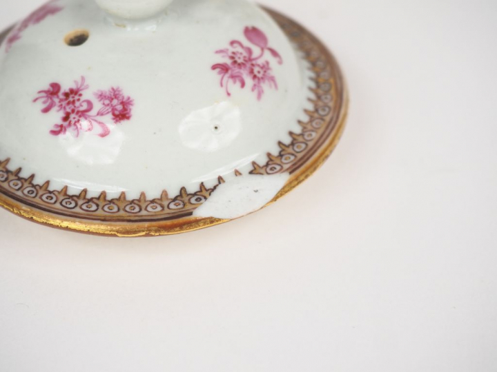 Cafetière en porcelaine de Chine pour l'exportation à décor polychrome