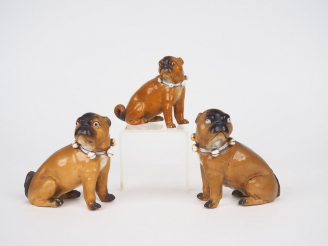 Vente aux enchères 3 sujets XIXème en porcelaine polychrome de Saxe "Carlins". Dim. 10 x 