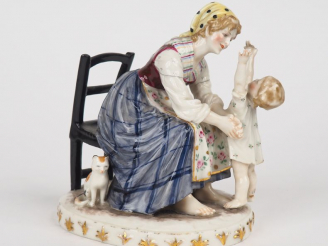 Vente aux enchères Sujet XIXème en porcelaine polychrome de Saxe, "jeune mère et son enfa