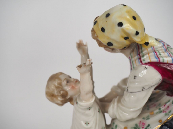 Sujet XIXème en porcelaine polychrome de Saxe, "jeune mère et son enfa