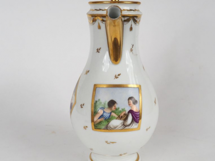 Cafetière XIXème en porcelaine de Paris à décor polychrome et doré de 