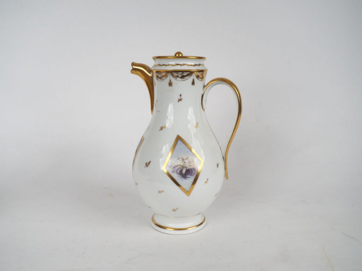 Cafetière XIXème en porcelaine de Paris à décor polychrome et doré de 