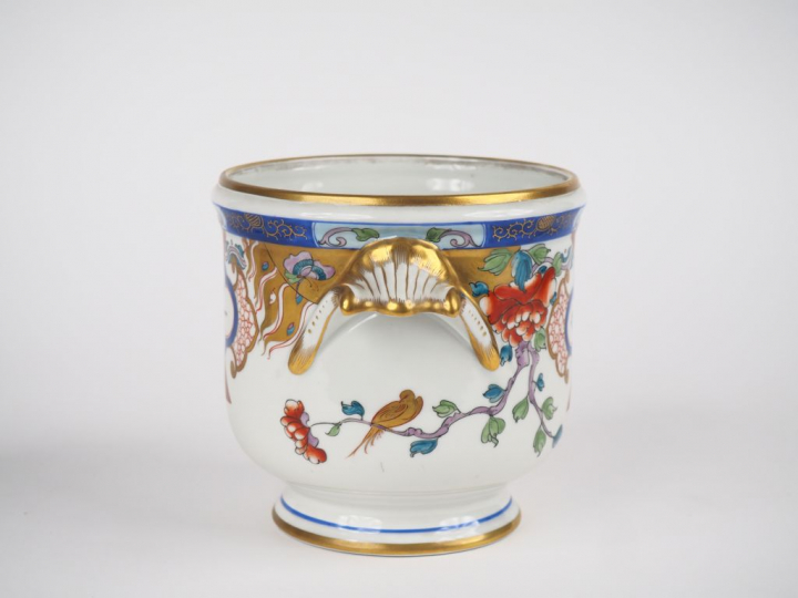 LE TALLEC à Paris. Cache pot en porcelaine à décor polychrome et doré 