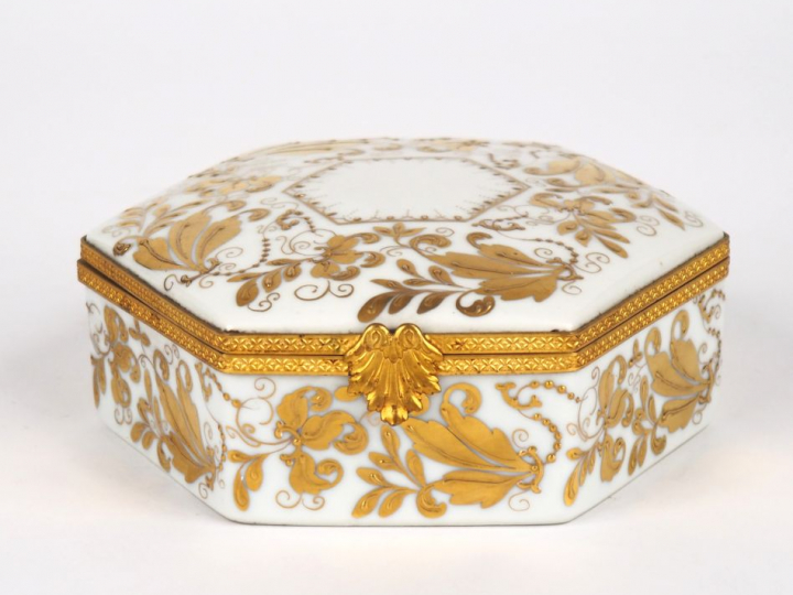 LE TALLEC à Paris. Boîte couverte en porcelaine à décor émaillé et dor