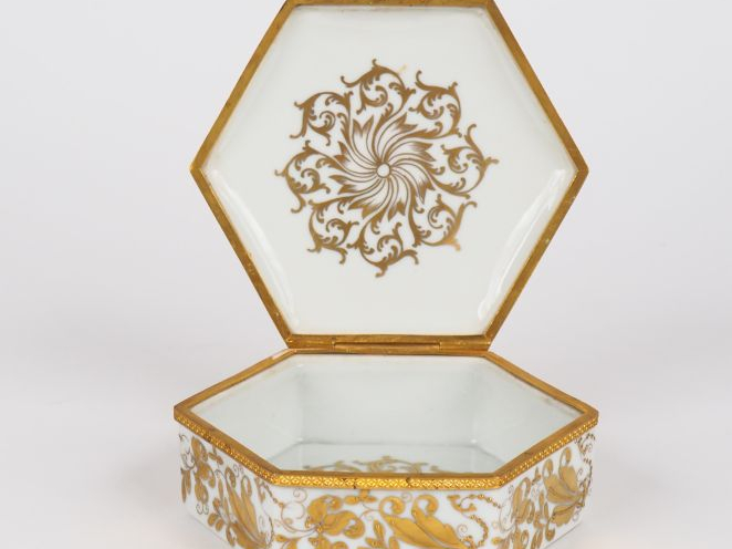 LE TALLEC à Paris. Boîte couverte en porcelaine à décor émaillé et dor