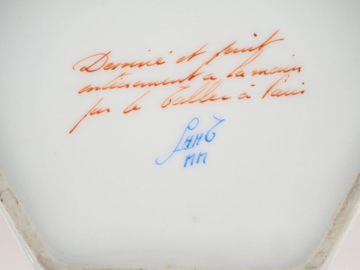 LE TALLEC à Paris. Boîte couverte en porcelaine à décor émaillé et dor