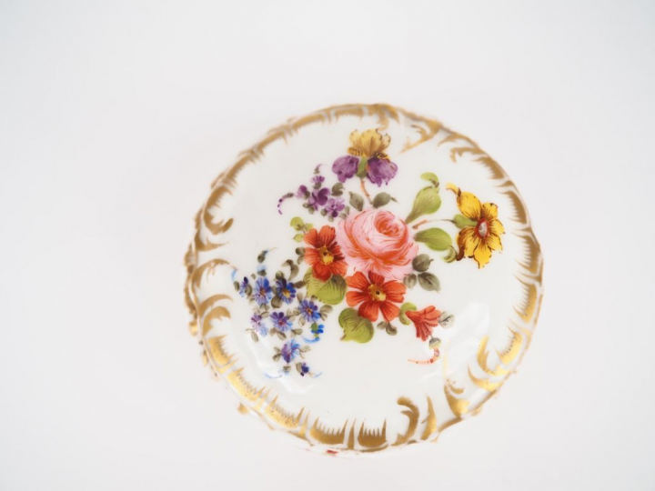 SEVRES. Boîte en porcelaine à décor polychrome et doré de bouquets de 