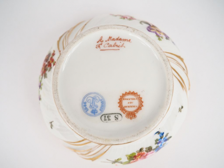SEVRES. Boîte en porcelaine à décor polychrome et doré de bouquets de 