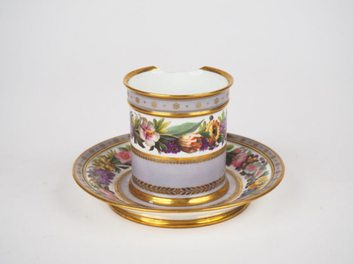 Tasse et sa sous tasse Jasmin en porcelaine polychrome de Sèvres à déc