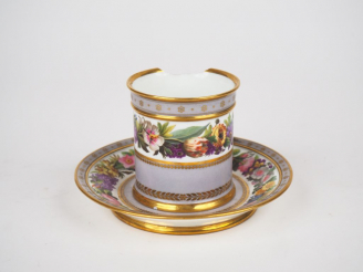 Vente aux enchères Tasse et sa sous tasse Jasmin en porcelaine polychrome de Sèvres à déc