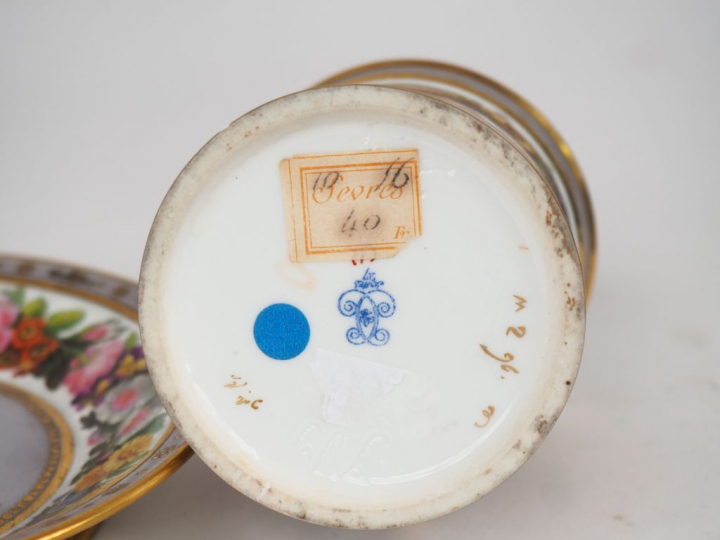 Tasse et sa sous tasse Jasmin en porcelaine polychrome de Sèvres à déc