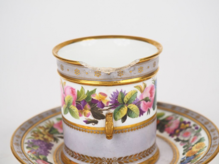Tasse et sa sous tasse Jasmin en porcelaine polychrome de Sèvres à déc