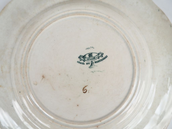 Manufacture de CREIL et MONTEREAU 9 assiettes en faïence à décor en gr
