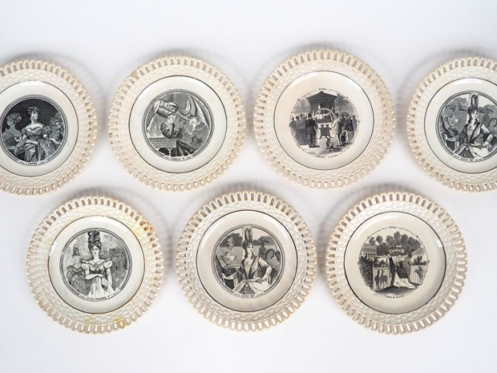Manufacture de LONGWY. 7 assiettes en faïence ajourée à décor en grisa