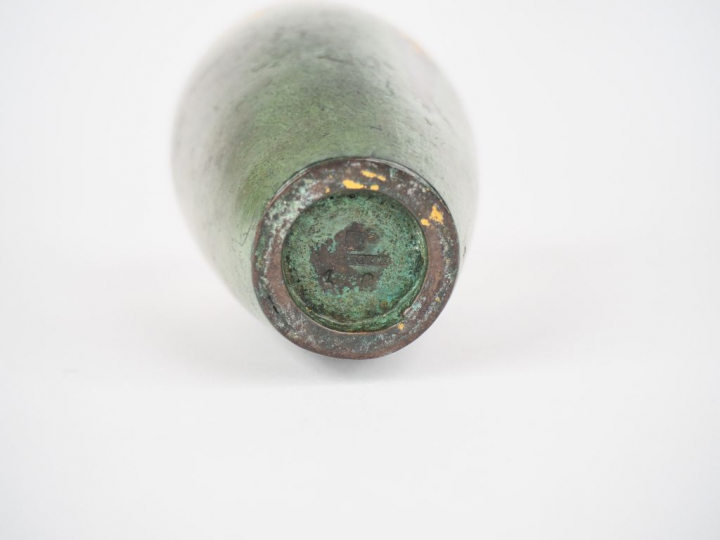 CHRISTOFLE. Soliflore ovoïde en bronze à patine verte à décor doré de 