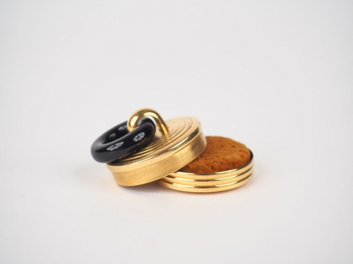 CARTIER. Petite boîte à fard en or et verre. Signée Poids tel. 20,17 g