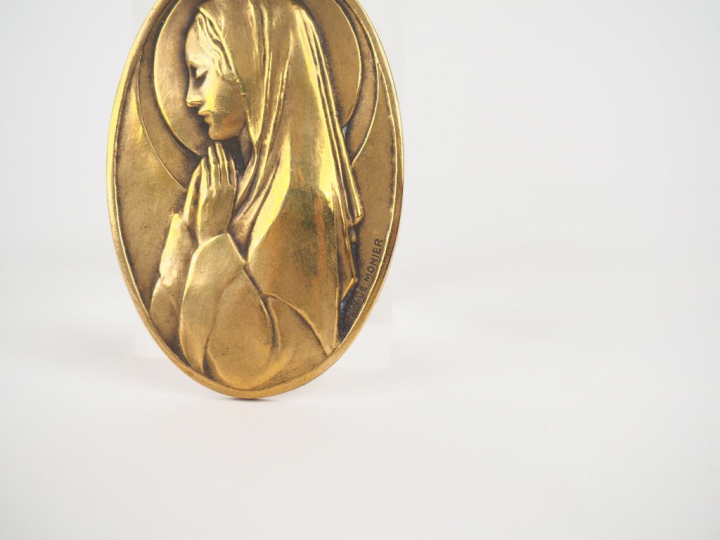 Emile MONIER. "Sainte Vierge". Grande médaille en bronze, signée en ba
