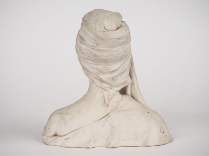 Léopold SAVINE. "Buste de jeune fille". Sujet en biscuit de Sèvres. Si