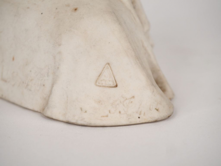 Léopold SAVINE. "Buste de jeune fille". Sujet en biscuit de Sèvres. Si