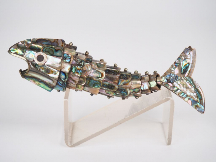 Sujet en métal et nacre figurant un poisson articulé. L. 18 cm. (Petit