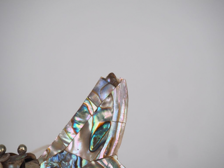 Sujet en métal et nacre figurant un poisson articulé. L. 18 cm. (Petit