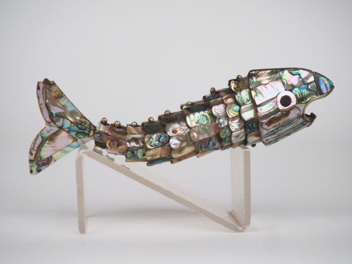Sujet en métal et nacre figurant un poisson articulé. L. 18 cm. (Petit