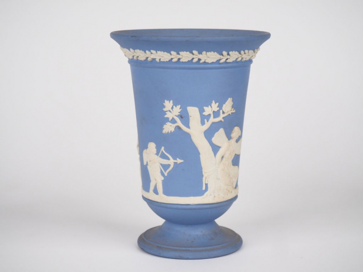 	WEDGWOOD. Vase en biscuit à décor de personnages à l'antique sur fond