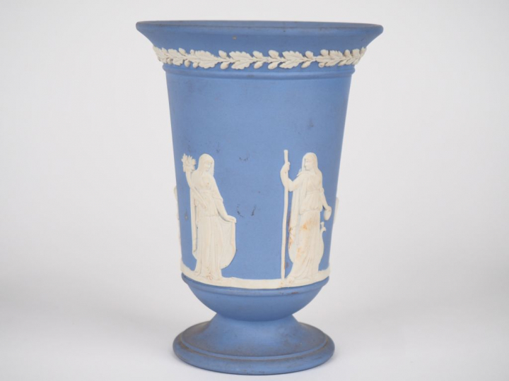 	WEDGWOOD. Vase en biscuit à décor de personnages à l'antique sur fond