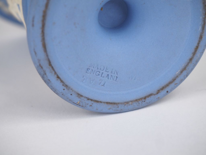 	WEDGWOOD. Vase en biscuit à décor de personnages à l'antique sur fond