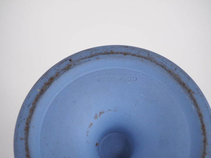 	WEDGWOOD. Vase en biscuit à décor de personnages à l'antique sur fond