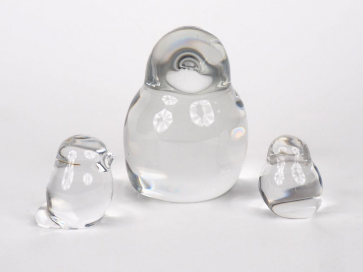 DAUM France. 3 sujets en cristal, "moineaux". Signés. H. de 4 à 8,5 cm