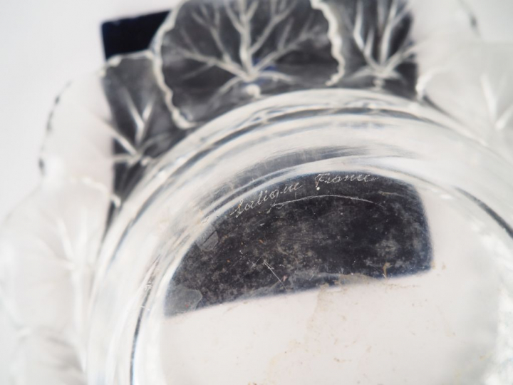 LALIQUE.   Coupe en cristal à décor de feuillage. Signée Dim : 21 cm