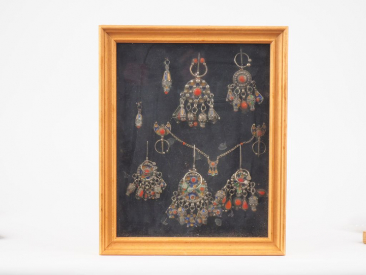 Parure Afrique du nord en métal argenté ou argent bas-titre, émail et 